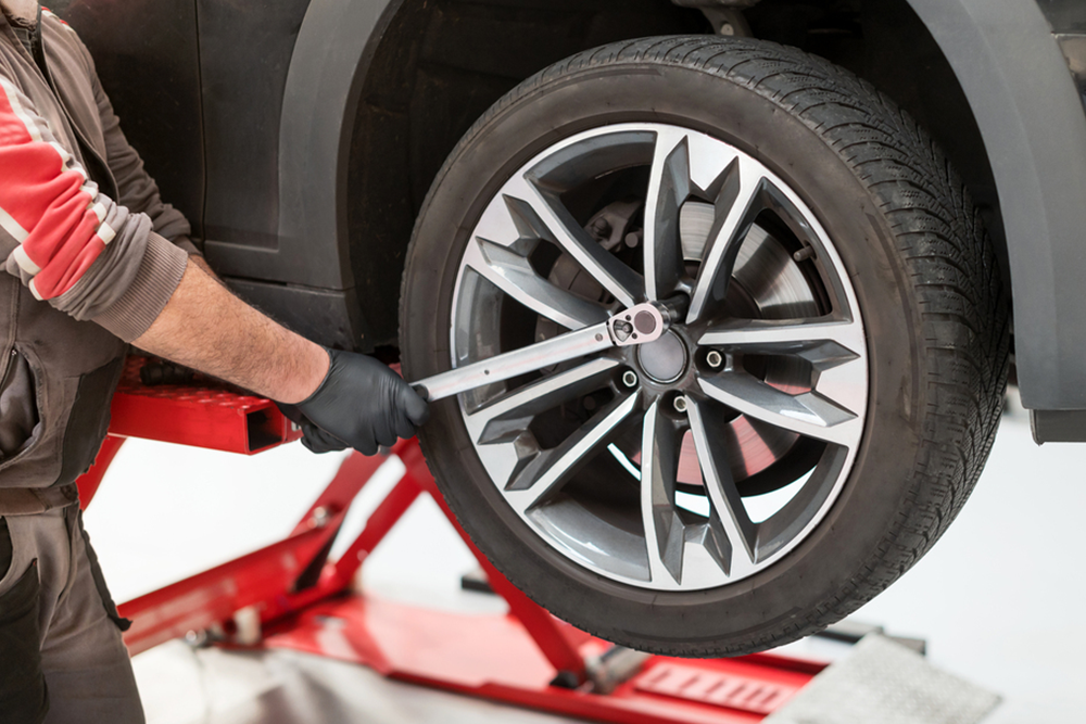 Torque Wrench Vs. Breaker Bar: Which Should You Choose?